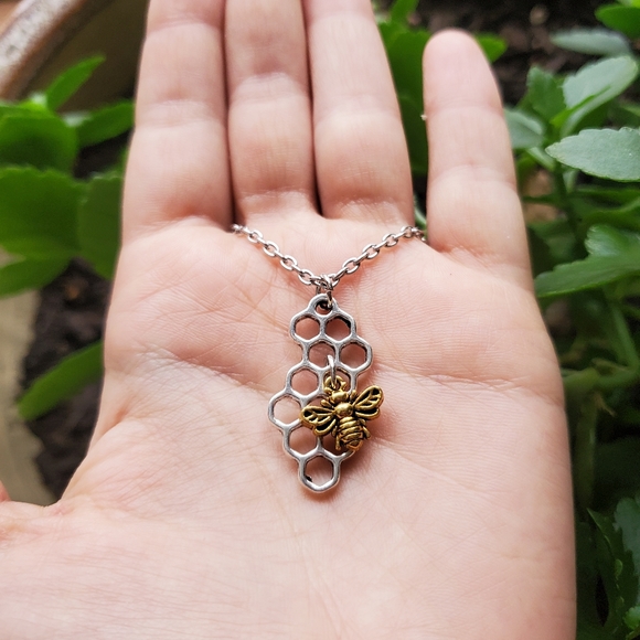 New *RARE* Silver Honeycomb Bumble Bee Necklace - Picture 10 of 10